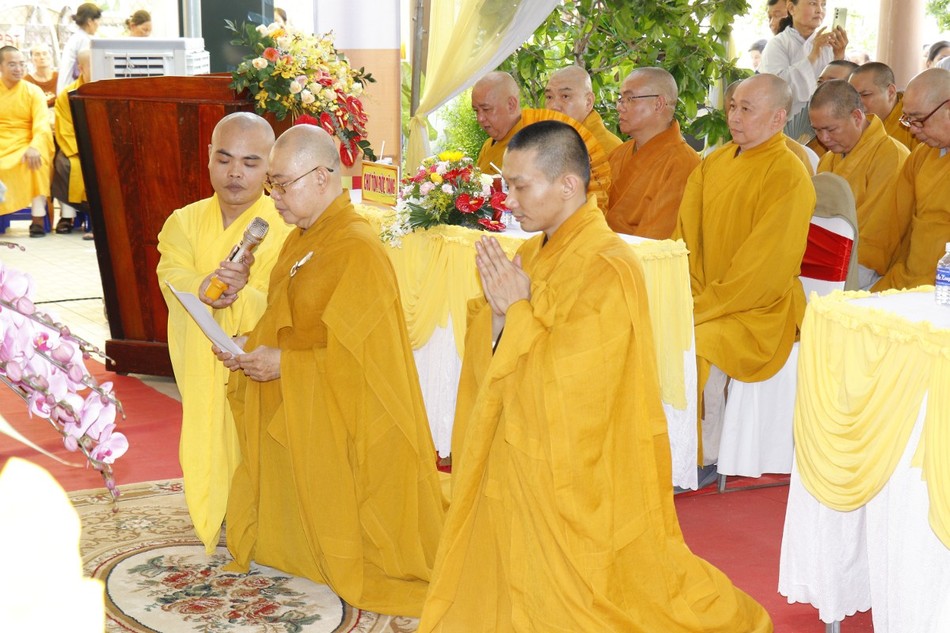 Thượng tọa Thích Trung San dâng lời phát nguyện Thượng tọa Thích Trung San dâng lời phát nguyện