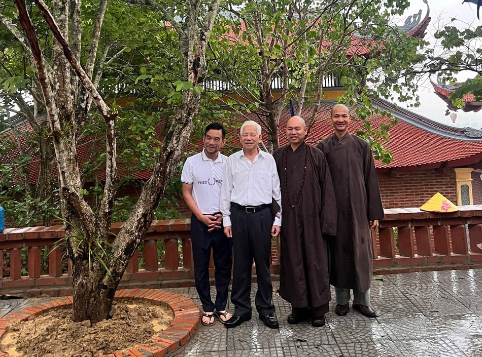 Nguyên Chủ tịch nước Nguyễn Minh Triết trồng cây lưu niệm tại chùa Linh Quang