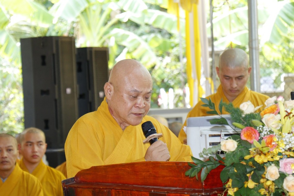 Thượng tọa Thích Huệ Đức đọc diễn văn khai mạc Thượng tọa Thích Huệ Đức đọc diễn văn khai mạc