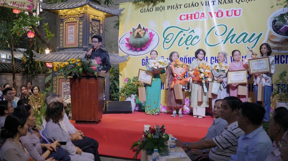 Trao Bằng tán dương công đức đến tập thể, cá nhân hỗ trợ cho buổi tiệc chay Trao Bằng tán dương công đức đến tập thể, cá nhân hỗ trợ cho buổi tiệc chay