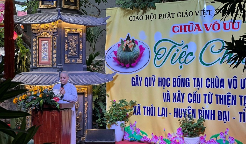 Sư cô Thích nữ Diệu Ngộ phát biểu khai mạc Sư cô Thích nữ Diệu Ngộ phát biểu khai mạc