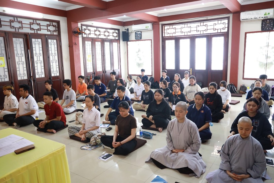 Sinh viên thực hành tọa thiền Sinh viên thực hành tọa thiền