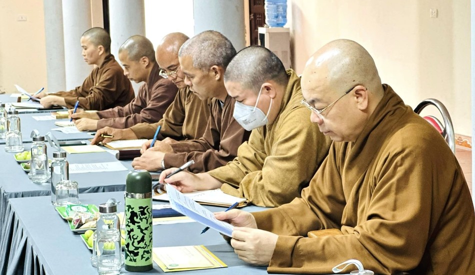 Chư Tăng tham dự phiên họp Chư Tăng tham dự phiên họp