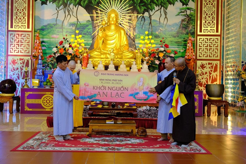 Đại đức Thích Định Tuệ, trụ trì chùa Đức Hậu (TP. Vinh) chia sẻ về ý nghĩa của Đạo kỳ và băng-rôn Đại đức Thích Định Tuệ, trụ trì chùa Đức Hậu (TP. Vinh) chia sẻ về ý nghĩa của Đạo kỳ và băng-rôn