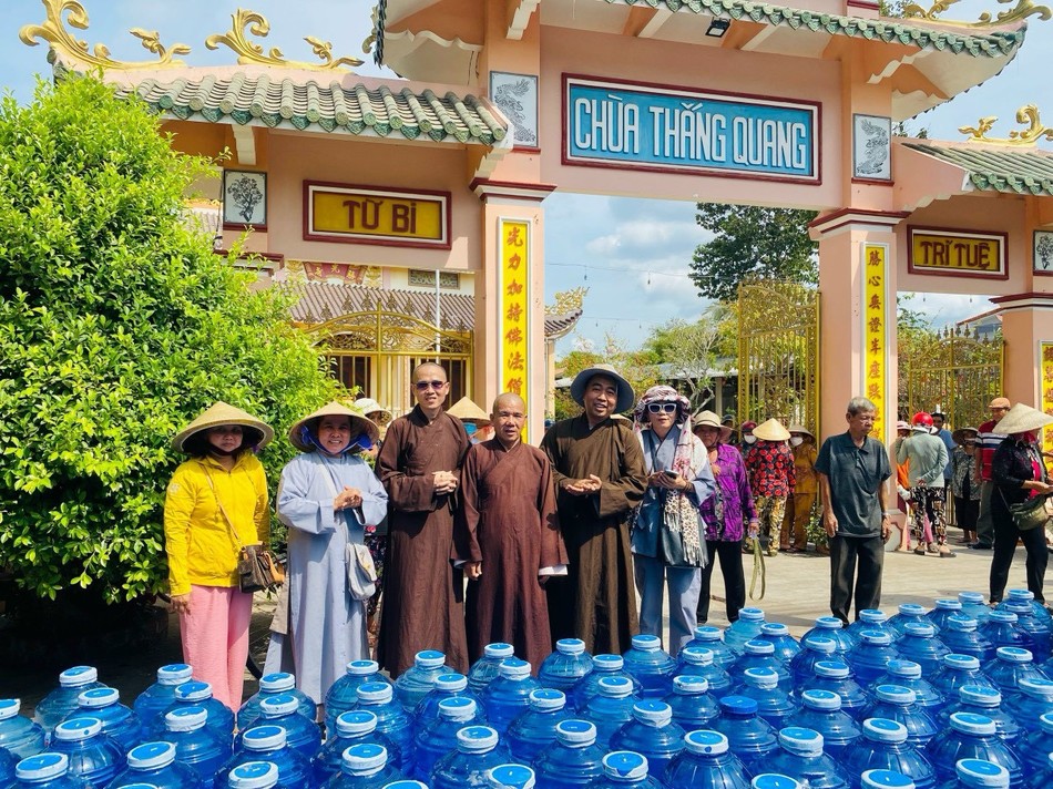 Trao các bình nước uống tinh khiết, nước đóng chai đến bà con tại chùa Thắng Quang (xã An Trung Ngãi, H.Ba Tri, Bến Tre)