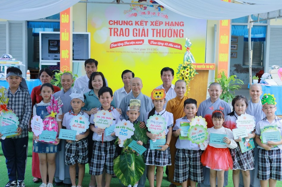 Trao giải thi kể chuyện về &quot;Quyển sách em yêu&quot;