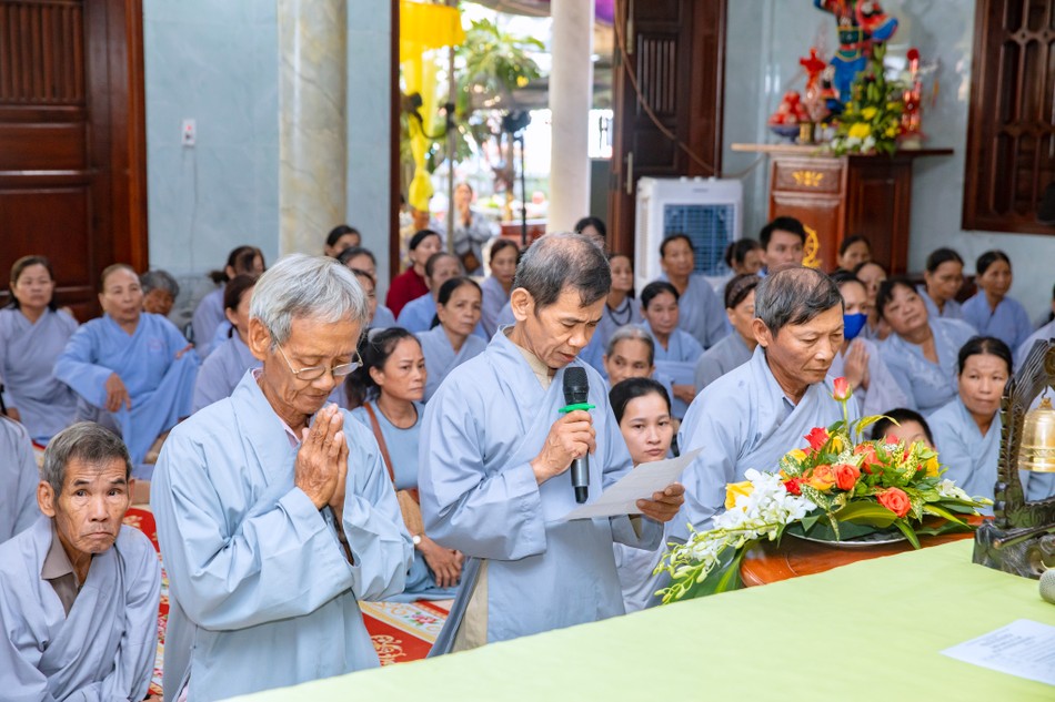 Đại diện Phật tử tham dự khóa tu dâng lời phát nguyện Đại diện Phật tử tham dự khóa tu dâng lời phát nguyện