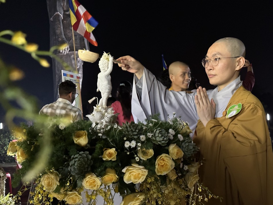 Chư Ni Việt Nam cử hành nghi thức Tắm Phật