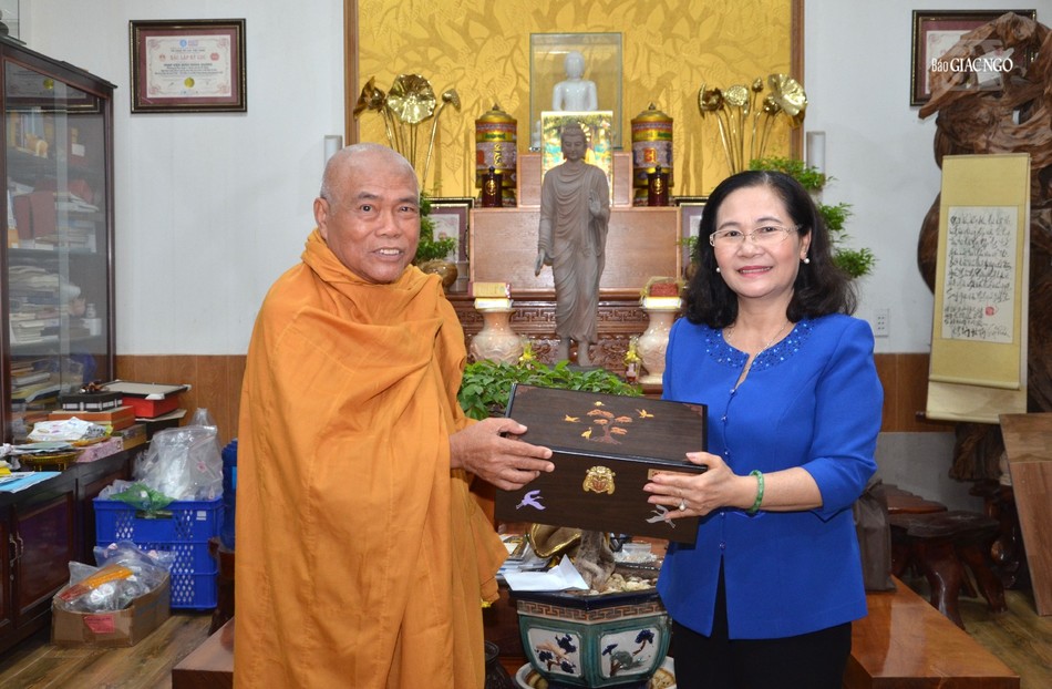 Bà Nguyễn Thị Lệ dâng quà cúng dường lên Hòa thượng Thích Giác Toàn Bà Nguyễn Thị Lệ dâng quà cúng dường lên Hòa thượng Thích Giác Toàn