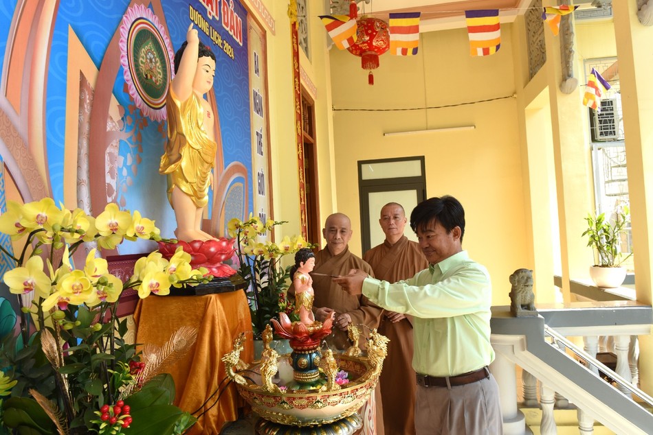 Ông Nguyễn Văn Lượng thực hiện nghi thức Tắm Phật Ông Nguyễn Văn Lượng thực hiện nghi thức Tắm Phật