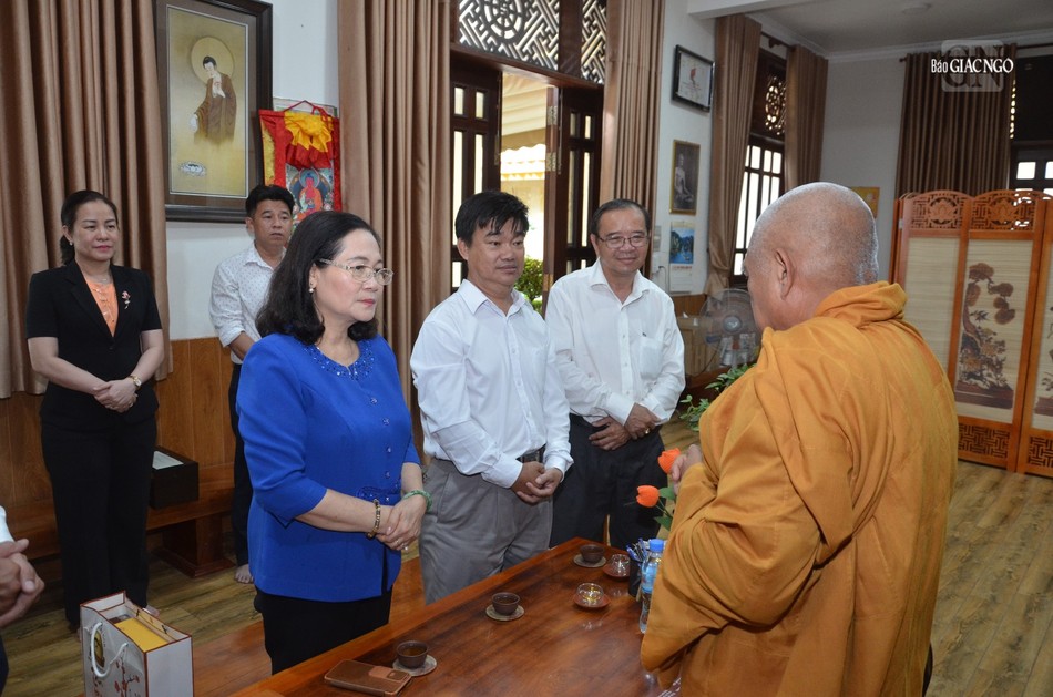 Bà Nguyễn Thị Lệ thay mặt đoàn vấn an sức khỏe Hòa thượng Thích Giác Toàn nhân mùa Phật đản Phật lịch 2568 Bà Nguyễn Thị Lệ thay mặt đoàn vấn an sức khỏe Hòa thượng Thích Giác Toàn nhân mùa Phật đản Phật lịch 2568