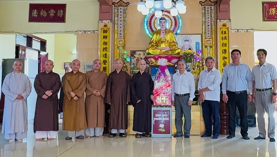 Đoàn Ban Tôn giáo TP.HCM tặng quà chúc mừng Đại lễ Phật đản đến Ban Trị sự GHPGVN H.Bình Chánh Đoàn Ban Tôn giáo TP.HCM tặng quà chúc mừng Đại lễ Phật đản đến Ban Trị sự GHPGVN H.Bình Chánh