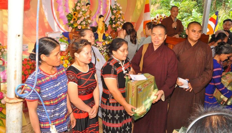 Trao quà đến bà con có hoàn cảnh khó khăn Trao quà đến bà con có hoàn cảnh khó khăn