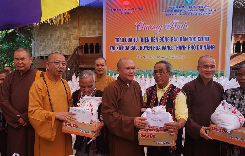 Trao quà đến đồng bào dân tộc Trao quà đến đồng bào dân tộc
