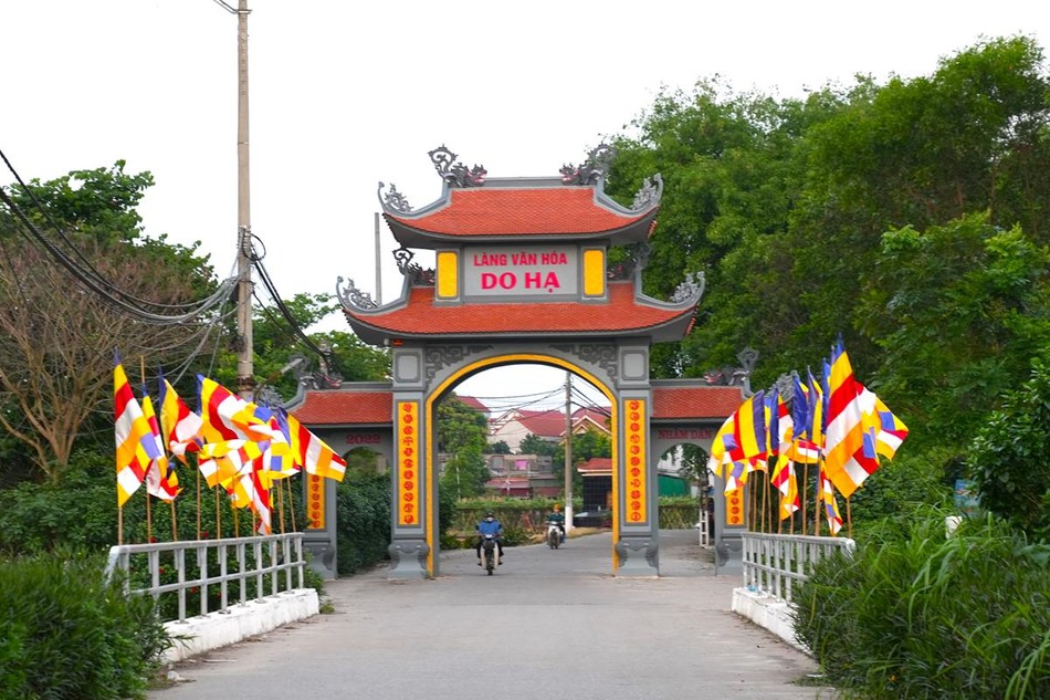Cờ Phật giáo tung bay trước làng văn hóa Do Hạ