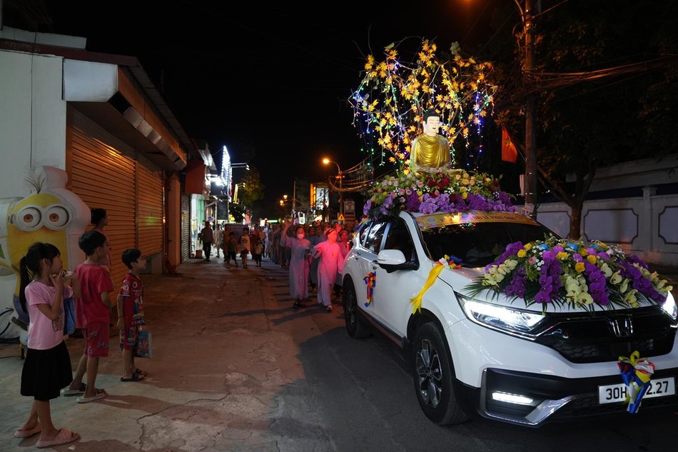 Lễ rước Phật của chùa Khai Quang và người dân thôn Do Hạ diễn ra vào tối qua 4-4 ÂL (11-5-2024)