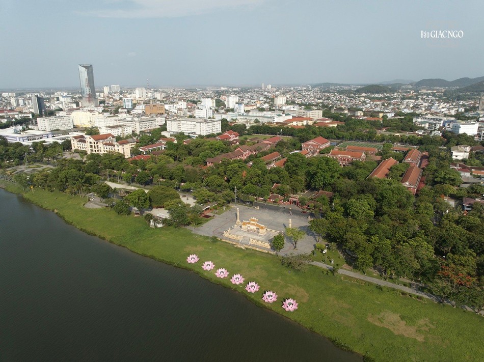 7 hoa sen được tập kết trước bia Quốc Học trước khi hạ thủy 7 hoa sen được tập kết trước bia Quốc Học trước khi hạ thủy