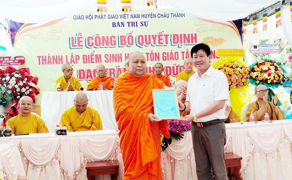 Lãnh đạo UBND xã trao Giấy chứng nhận sinh hoạt tôn giáo tập trung theo điểm nhóm Đạo tràng Như Đức đến Ban Trị sự GHPGVN H.Châu Thành
