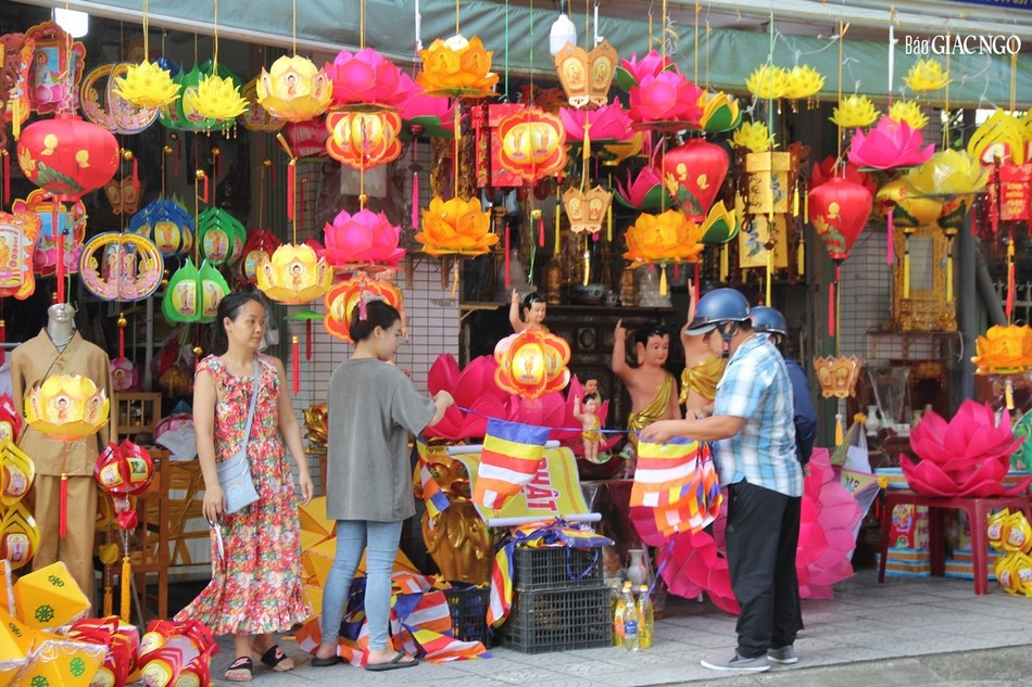 Phật tử chọn, cờ đèn để trang trí tại tư gia đón mừng Phật đản