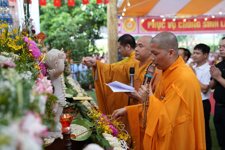 Chư Tăng cử hành nghi thức Tắm Phật Chư Tăng cử hành nghi thức Tắm Phật