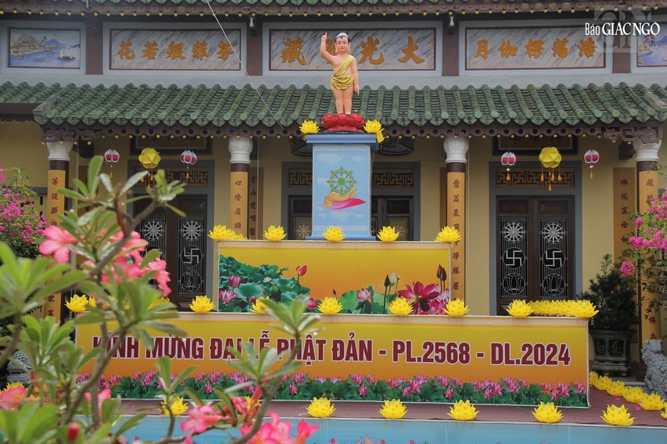 Lễ đài tại chùa Hiếu Quang