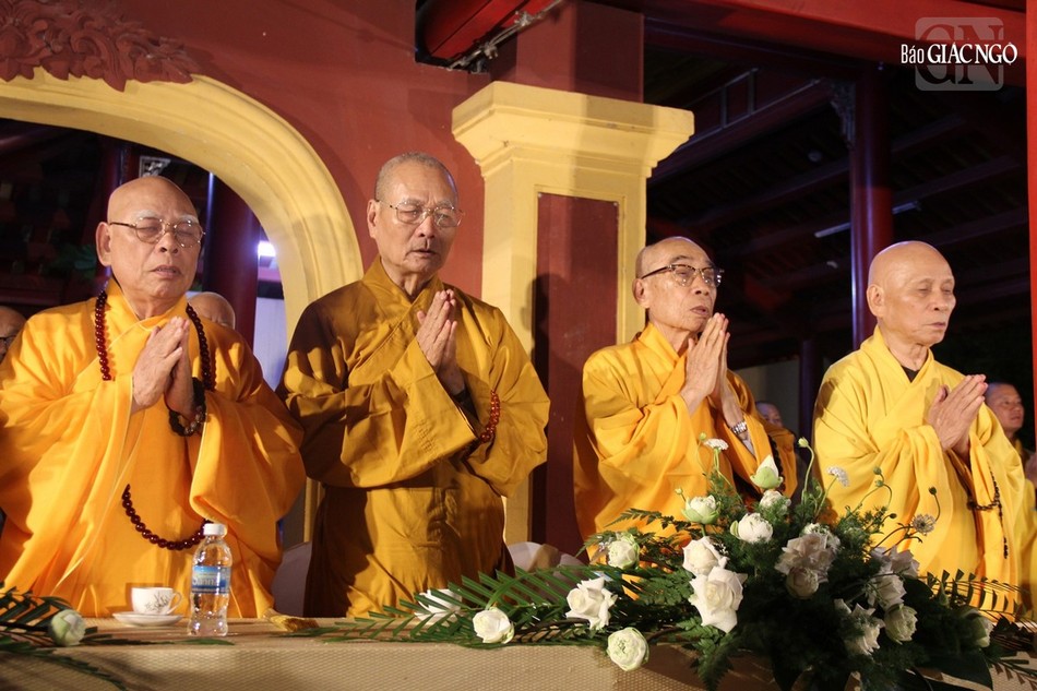 Chư tôn Trưởng lão Hòa thượng thành kính cung đón 7 bước chân của Đức Từ phụ