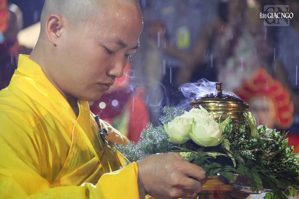 Nghi thức dâng trầm hương cúng dường