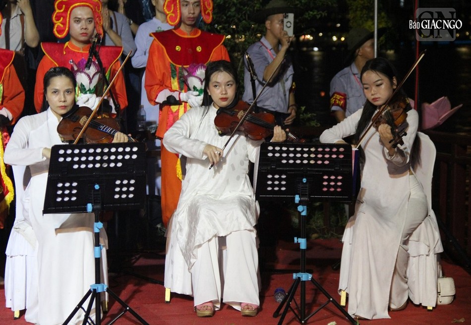Nhạc công cử nhạc trong nghi thức thắp sáng 7 hoa sen