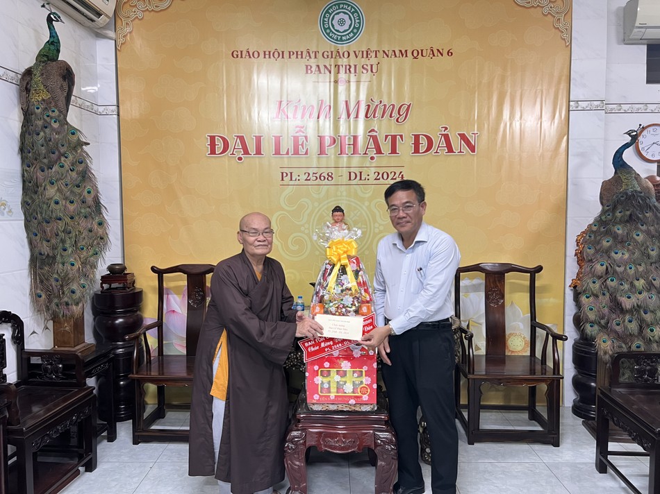 Ông Nguyễn Duy Tân tặng quà chúc mừng Đại lễ Phật đản Phật lịch 2568 Ông Nguyễn Duy Tân tặng quà chúc mừng Đại lễ Phật đản Phật lịch 2568