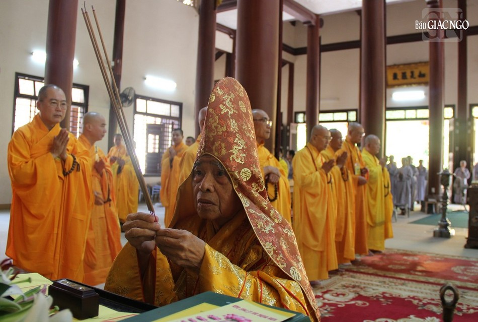 Trưởng lão Hòa thượng Thích Đức Thanh niêm hương bạch Phật