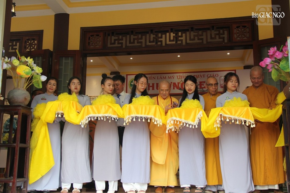 Cắt băng khai mạc không gian triển lãm