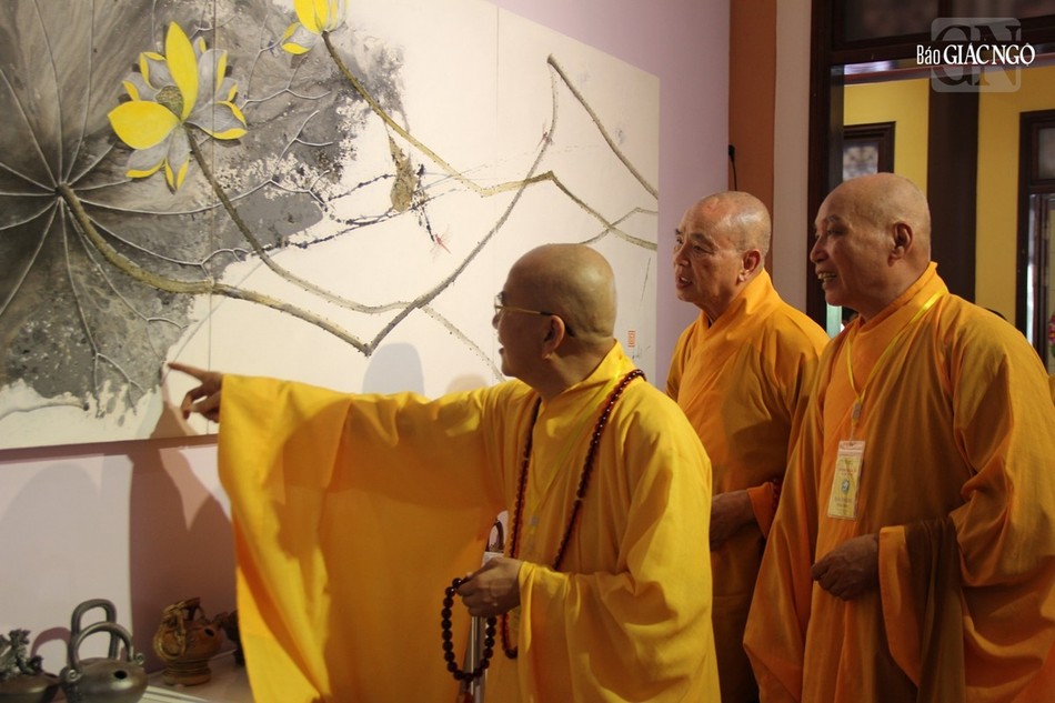 Chư tôn đức thưởng lãm tranh