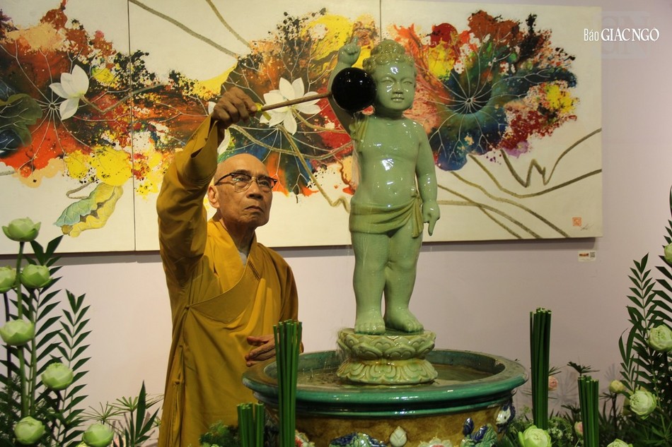 Trưởng lão Hòa thượng Thích Quang Nhuận Tắm Phật đản sanh