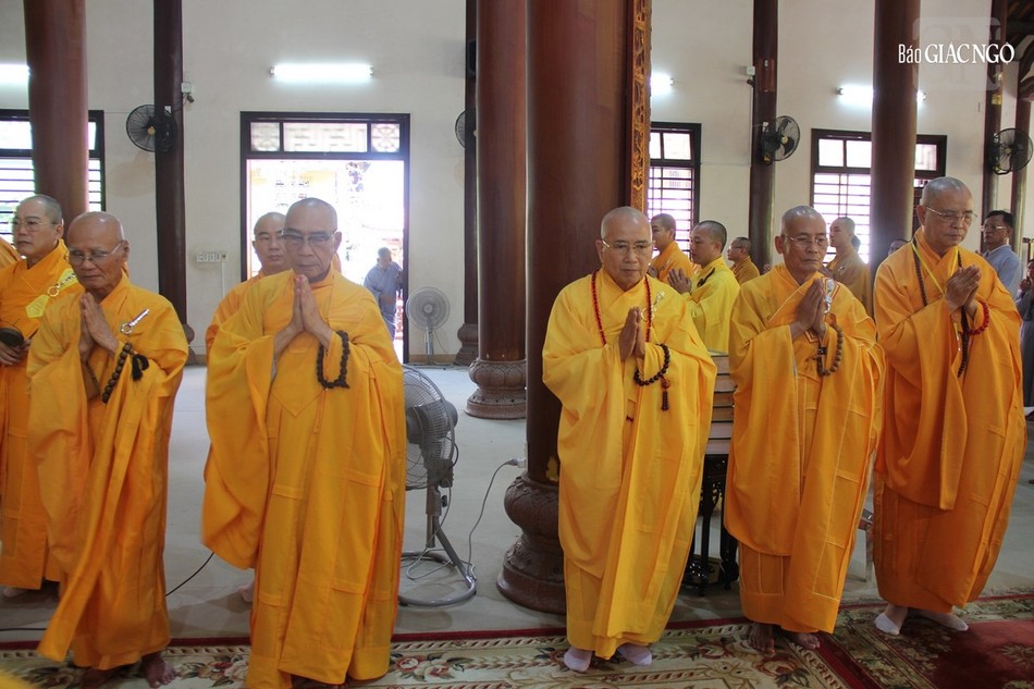 Trang nghiêm khóa lễ