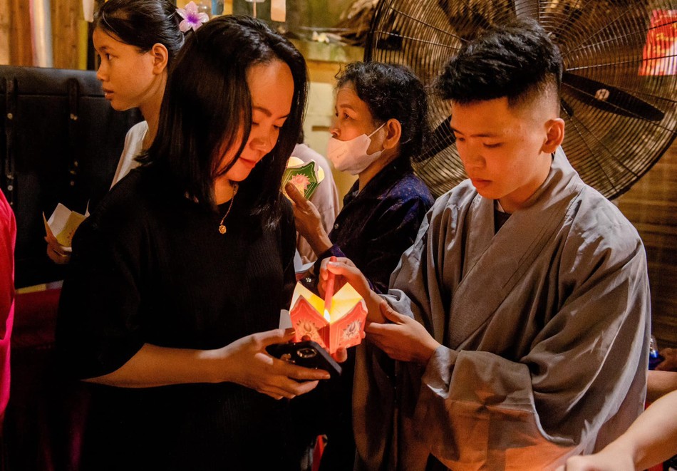 Thắp hoa đăng tại chùa Bồ Hinh (Quảng Xương)