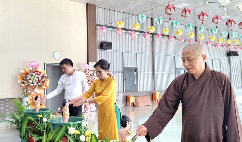 Thực hiện nghi thức Tắm Phật tại chùa Bốn Thực hiện nghi thức Tắm Phật tại chùa Bốn