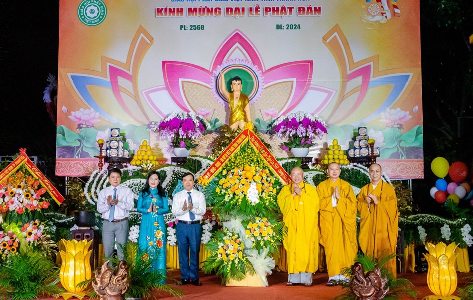 Lãnh đạo tỉnh Thanh Hóa tặng hoa chúc mừng