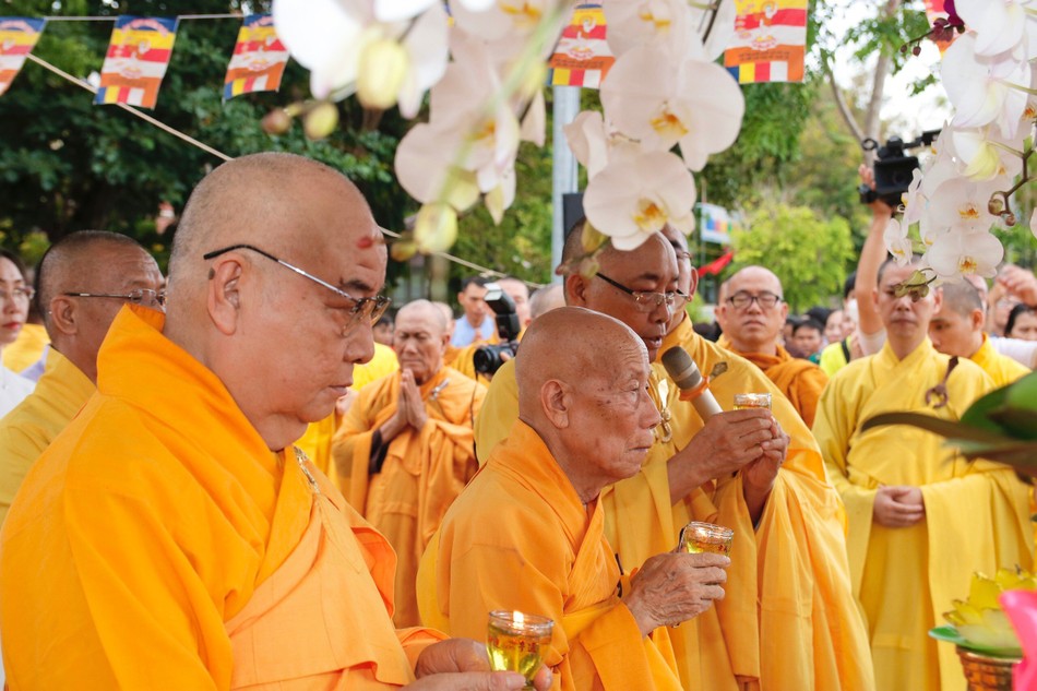 Chư tôn giáo phẩm truyền đăng và phát hiệu lệnh thắp sáng 7 đoá sen hồng trên sông Cà Ty Chư tôn giáo phẩm truyền đăng và phát hiệu lệnh thắp sáng 7 đoá sen hồng trên sông Cà Ty