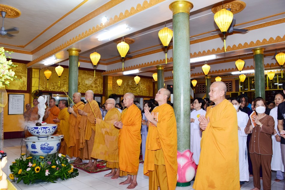 Chư tôn đức niêm hương bạch Phật