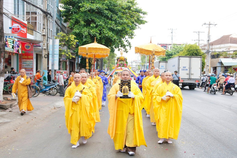 Cung rước tôn tượng Đức Phật đản sinh Cung rước tôn tượng Đức Phật đản sinh