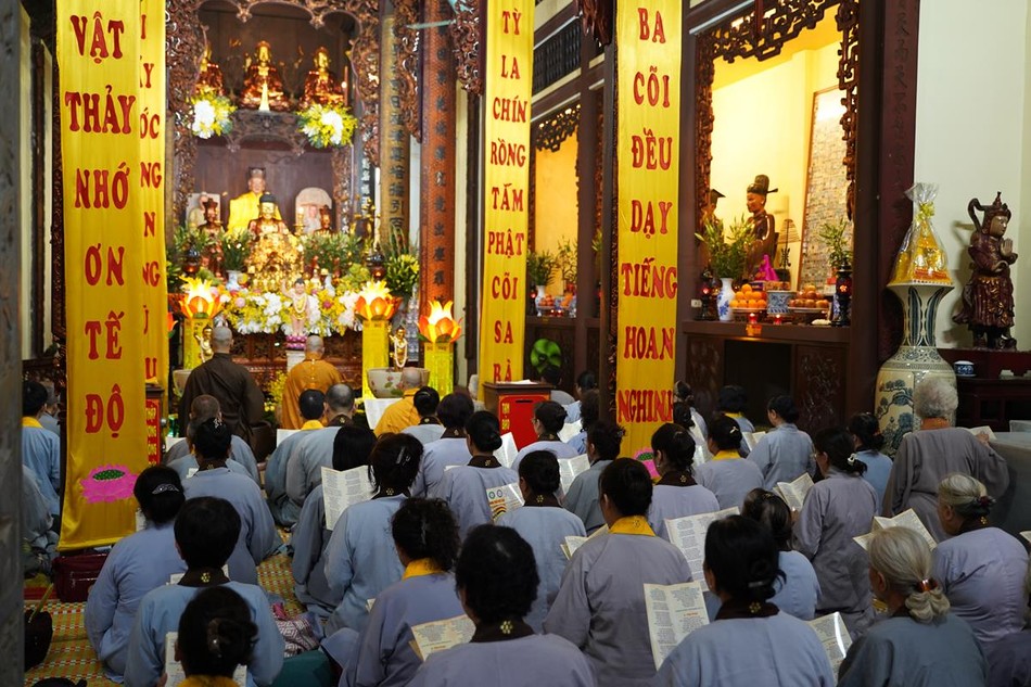 Đại chúng đồng tụng thời kinh