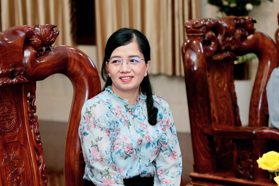 Bà Phan Thị Cẩm Nhung hoan hỷ chúc mừng Phật đản đến chư Ni tại chùa Thanh Tâm Bà Phan Thị Cẩm Nhung hoan hỷ chúc mừng Phật đản đến chư Ni tại chùa Thanh Tâm