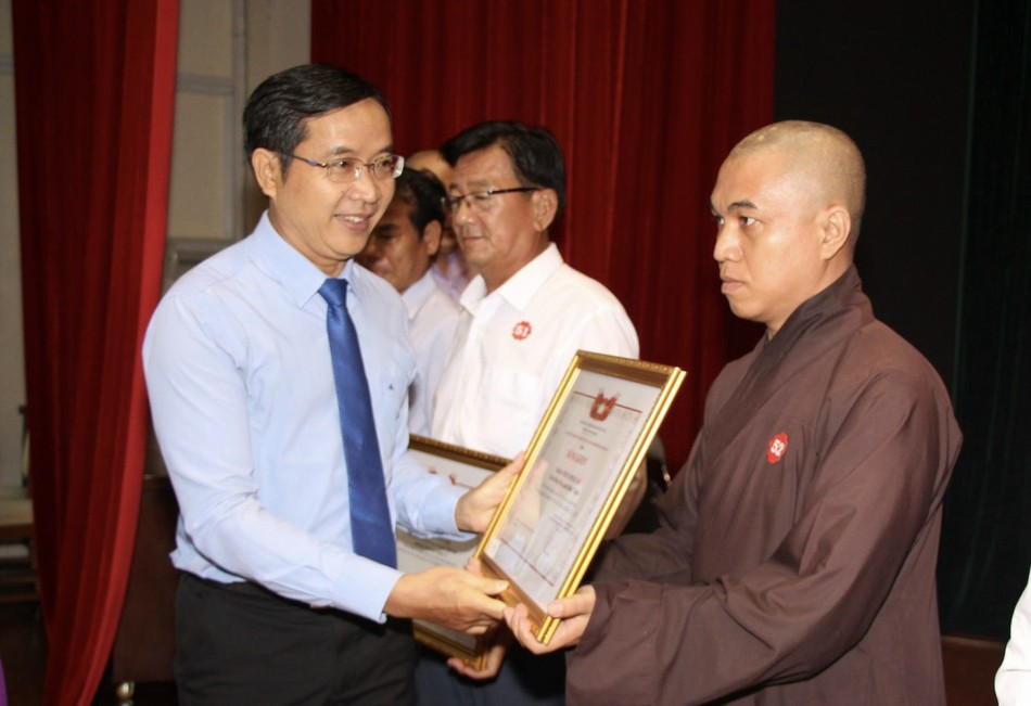 Trao Bằng khen của Ủy ban MTTQVN TP.HCM đến Đại đức Thích Minh Lộc Trao Bằng khen của Ủy ban MTTQVN TP.HCM đến Đại đức Thích Minh Lộc