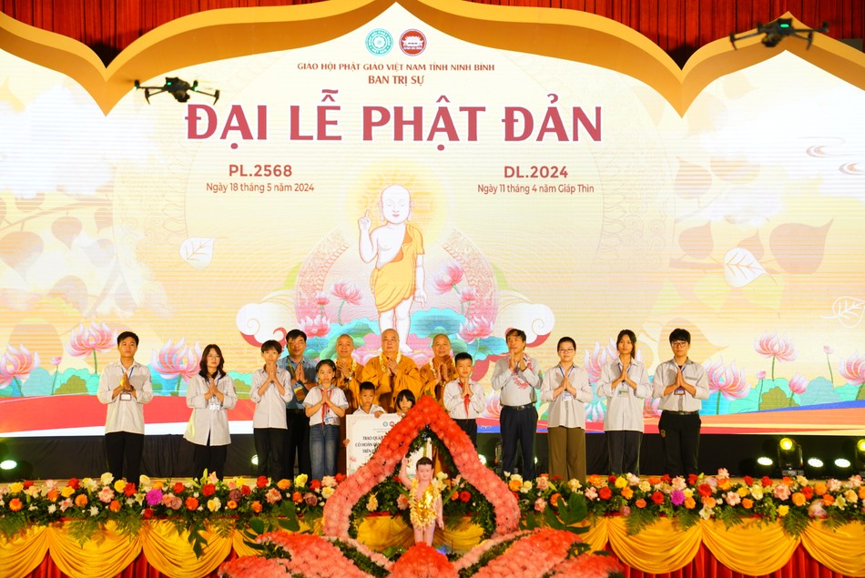 Trao quà đến các em học sinh nghèo hiếu học