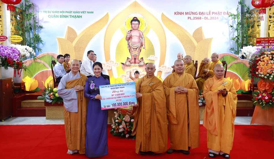 Trao tặng 100 triệu đồng ủng hộ Quỹ “Vì người nghèo” và Quỹ “Vì biển đảo quê hương, vì tuyến đầu tổ quốc” của quận