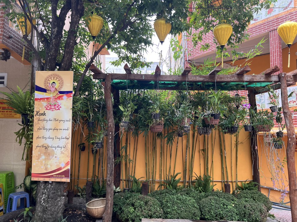 Biểu ngữ, đèn lồng được treo ở một góc vườn của tịnh xá