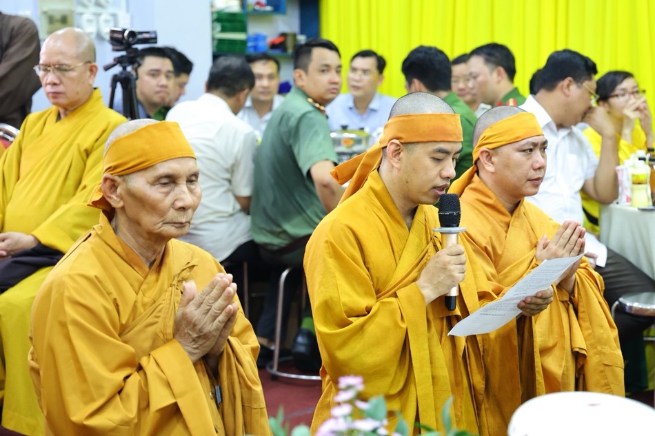 Đại đức Thích Đồng Mẫn dâng lời tác bạch