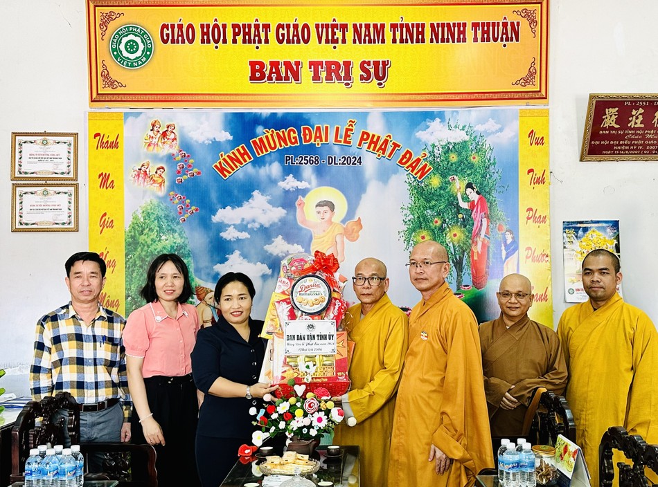 Đoàn Ban Dân vận Tỉnh ủy Ninh Thuận tặng quà chúc mừng Phật đản Đoàn Ban Dân vận Tỉnh ủy Ninh Thuận tặng quà chúc mừng Phật đản