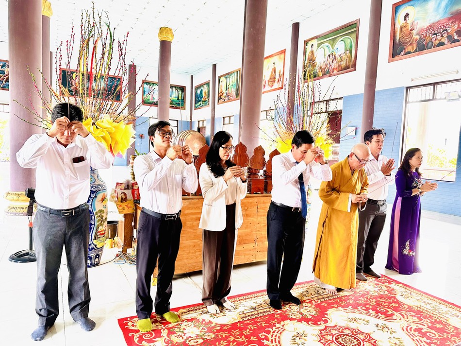 Lãnh đạo tỉnh Ninh Thuận dâng hương tại chánh diện chùa Sùng Ân Lãnh đạo tỉnh Ninh Thuận dâng hương tại chánh diện chùa Sùng Ân