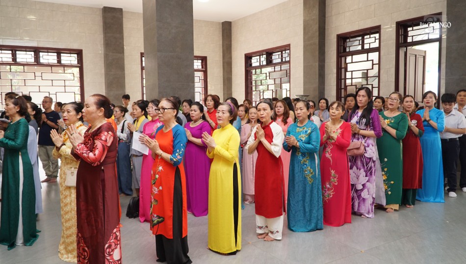 Đông đảo Phật tử về chùa Phổ Quang dự lễ Tắm Phật